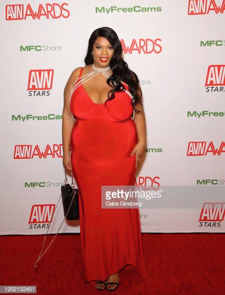 bustycookie's tweet photo. @avnawards #RedCarpetReady #RedCarpet #bustycookie #Retro https://t.co/jJU5Butbn0