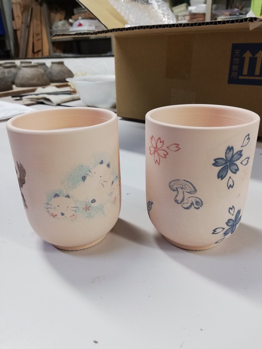 HigoYousuke's tweet photo. 先日老人ホ���ム様にて湯呑の絵付け体験を行いました。
転写紙を貼って呉須で文字も入れます。
完成したらこれでお茶を��んでみたいと言っていました。 https://t.co/Il7zad9bYy