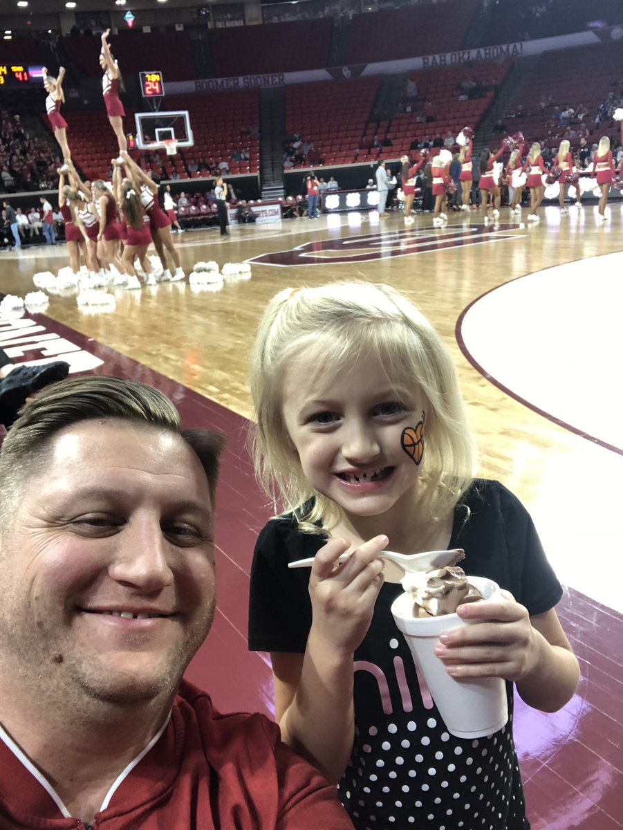 BerkleyGray7's tweet photo. Had a blast at the @OU_WBBall game tonight.  I got to see my girl @Shlynn23 in her hoopin shoes! https://t.co/AW8c57EkoA