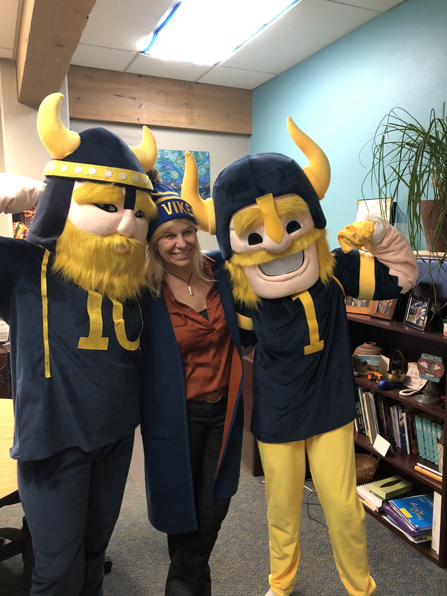 LizFerguson123's tweet photo. #STHS Mascots got to hangout with the most amazing leader, their Principal Carline Sinkler. How lucky are we❤️#schoolspirt #greatleaders #LTUSD https://t.co/qr4Ua4xq1W