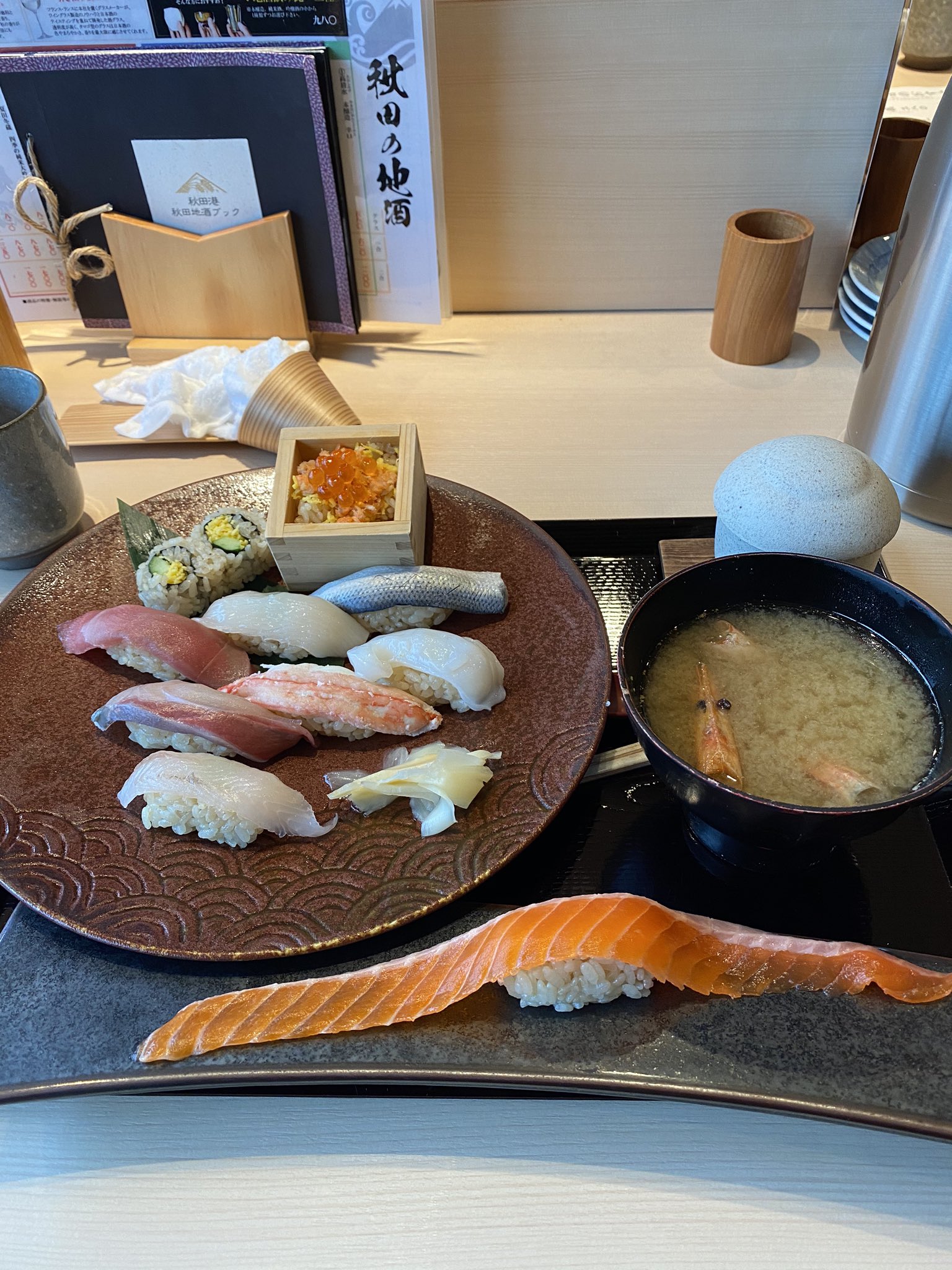 ムートン佐藤 秋田駅内 トピカにある 秋田港 鮨と言う寿司屋に行って来ました 直後に入った老夫婦に提供順を飛ばされて そこから分以上放置 耐えかねて注文が通っているか確認した所 30秒で来ました 配膳忘れの置きっぱらしく 固まったシャリと