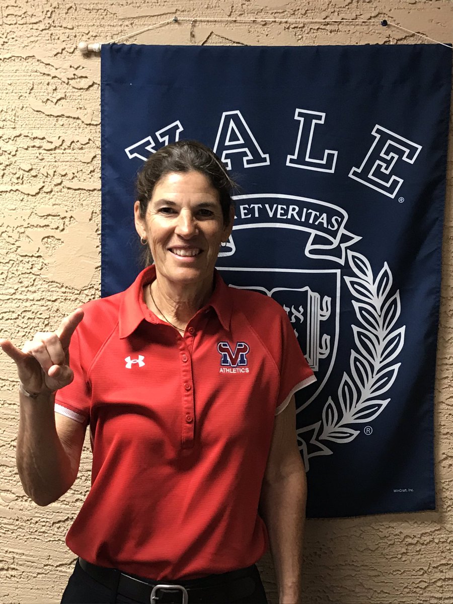 GMilbrandt_CHS's tweet image. Congratulations to Roxanne Perrin who was recently named East Valley Region Athletic Director of the Year! #campusofchampions