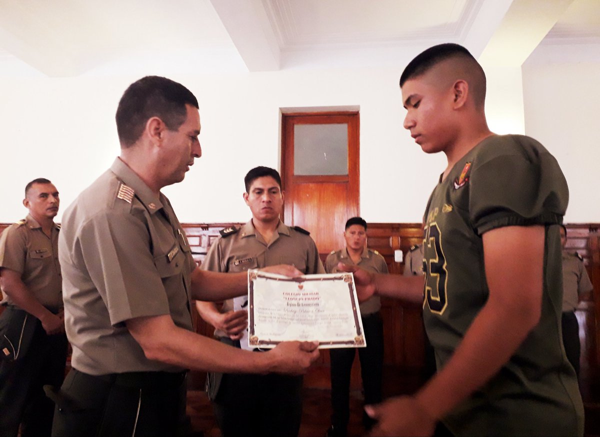 cmlp_web's tweet photo. #NoticiaCMLP en el Emblemático Colegio Militar "Leoncio Prado" se realizó una ceremonia de reconocimiento a la selección y Comando Técnico de fútbol Americano Búfalosdel CMLP por obtener el campeónato del primer torneo juvenil lnternacional de Sudamérica de Fútbol Americano https://t.co/D2HyX8WI3u
