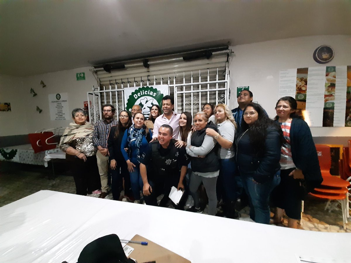 PaxxCultura's tweet photo. Terminando la plática con Margarita de la #ColQuintaVelarde un gusto saludar a los vecinos de esta colonia y reafirmar nuestro compromiso con todos ellos. 

#D14Local y #D14Federal de la mano.

@FcoRmzSalcido @PrisFrancoB @NoemiArvizuE1 @tinkerbellmarga https://t.co/hpjuMQH0bV