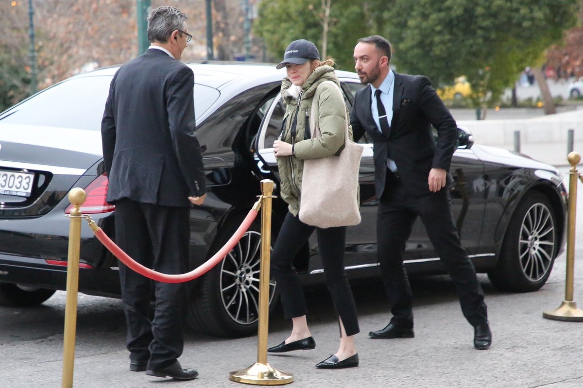 EMILYSTONEBTH's tweet photo. 27 มกราคม #EmmaStone เดินทางมาถึงสนามบินนานาชาติเอเธนส์และมุ่งหน้าไปที่โรงแรมในเอเธนส์, ประเทศกรีซ https://t.co/8OkvgNDfLA