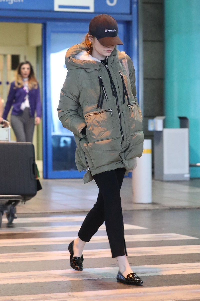 EMILYSTONEBTH's tweet photo. 27 มกราคม #EmmaStone เดินทางมาถึงสนามบินนานาชาติเอเธนส์และมุ่งหน้าไปที่โรงแรมในเอเธนส์, ประเทศกรีซ https://t.co/8OkvgNDfLA