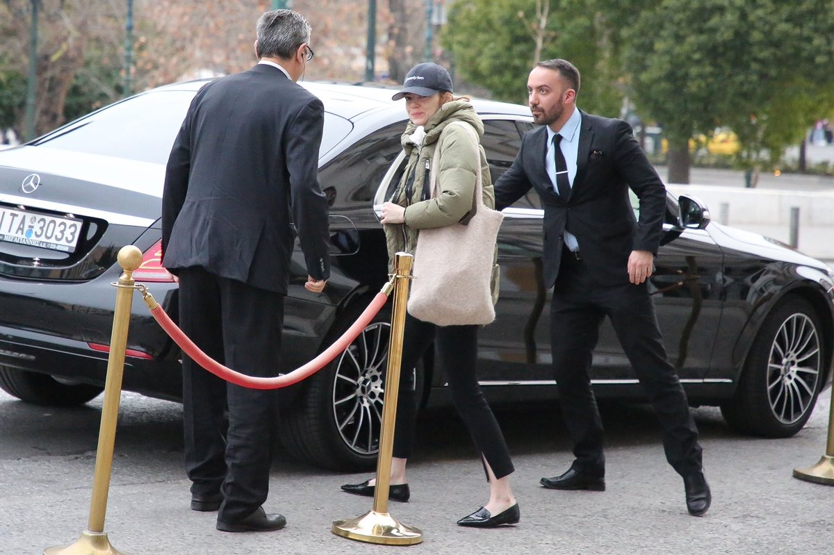 EMILYSTONEBTH's tweet photo. 27 มกราคม #EmmaStone เดินทางมาถึงสนามบินนานาชาติเอเธนส์และมุ่งหน้าไปที่โรงแรมในเอเธนส์, ประเทศกรีซ https://t.co/8OkvgNDfLA