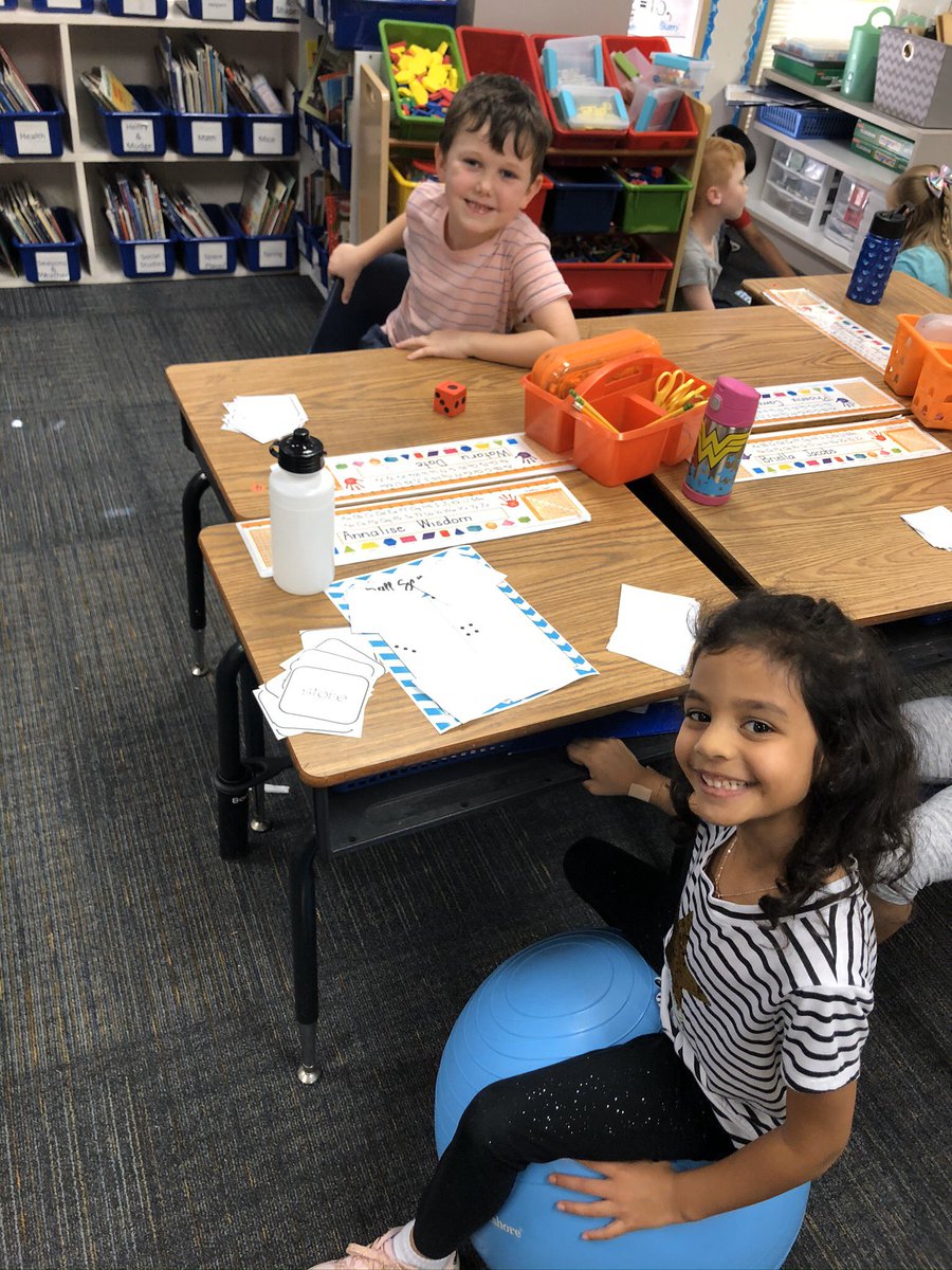 dmcintyre7911's tweet photo. Starting our day by discussing the word of the week! My class did a great job displaying sportsmanship while playing Roll, Say, Keep with Bossy R Words. @NPERockets @NPE_Counselor https://t.co/GvZ5DFjhzl