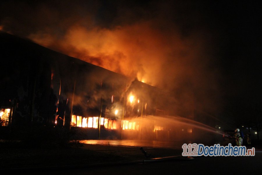 Flinke rookontwikkeling bij grote brand in #Aalten. 112Doetinchem.