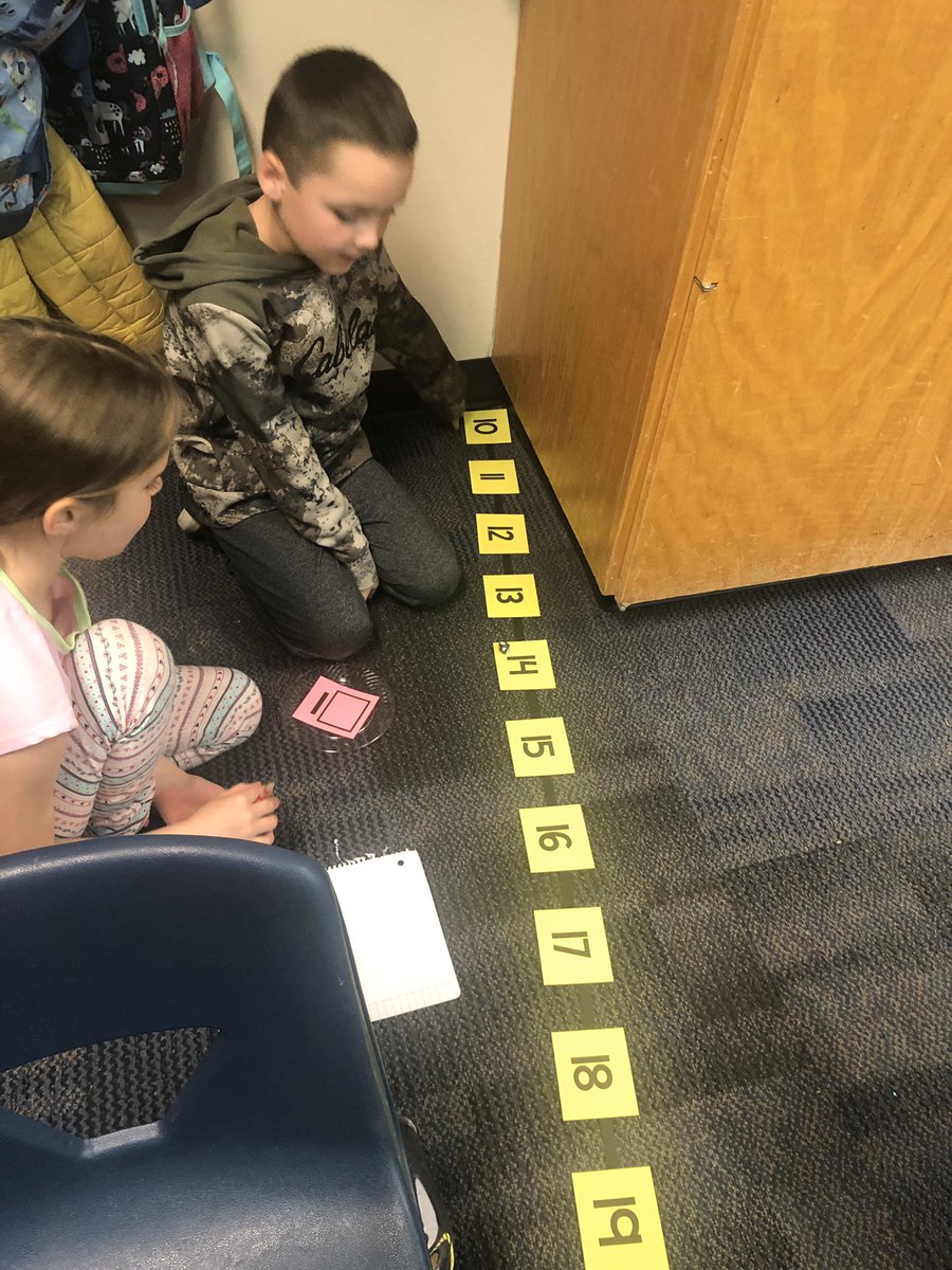 PES_Curtis's tweet photo. Students used number lines to round to the nearest ten. #magicofmath #secondgradesmarties https://t.co/o93Wi050Gm