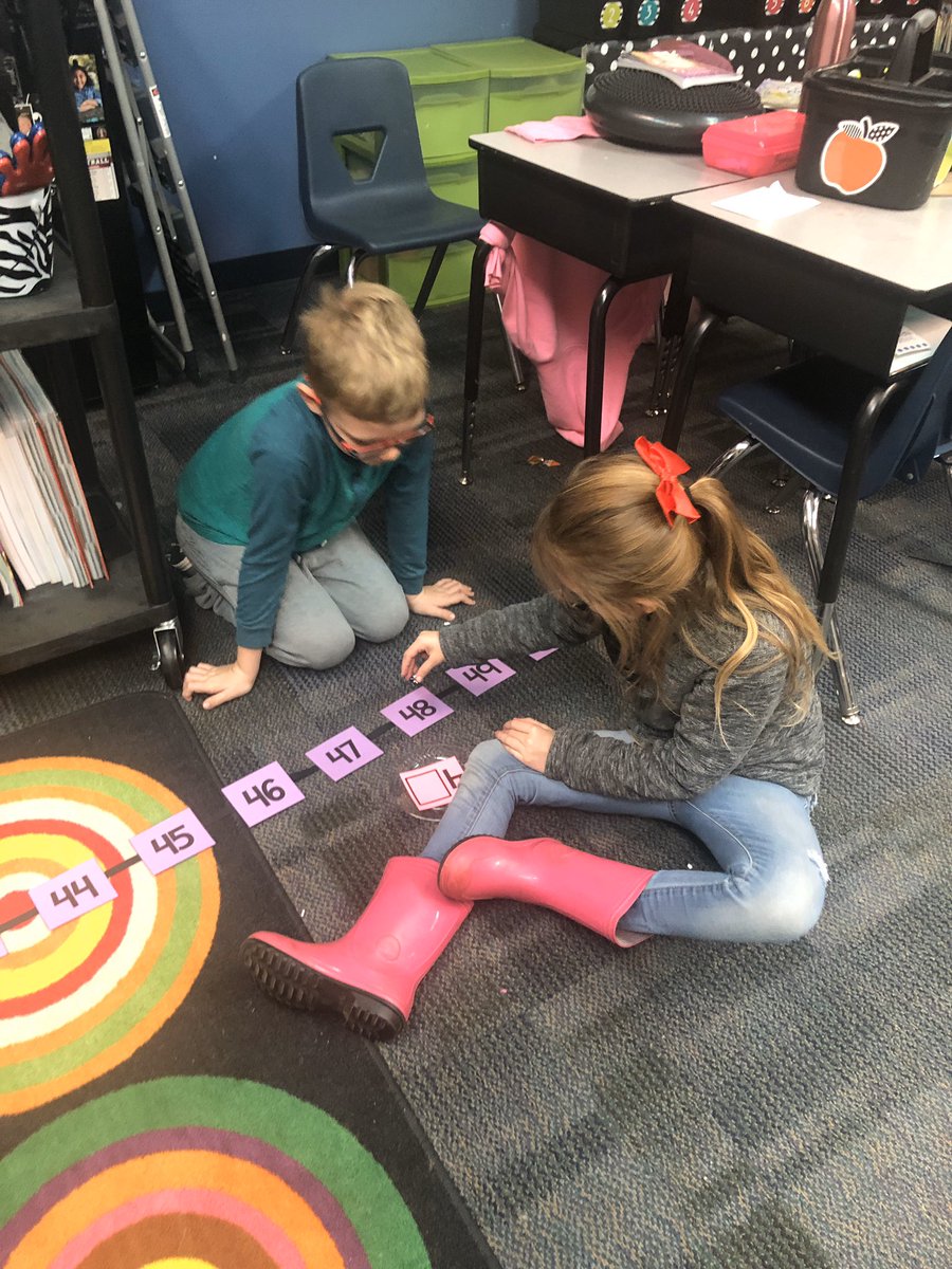 PES_Curtis's tweet photo. Students used number lines to round to the nearest ten. #magicofmath #secondgradesmarties https://t.co/o93Wi050Gm