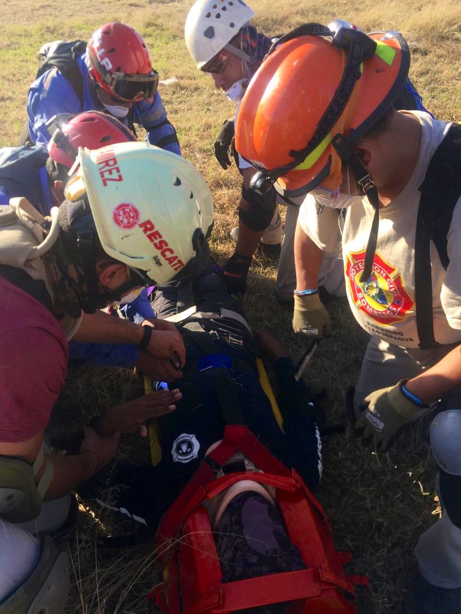 UMPCyBZ's tweet photo. #Ahora

Oficiales que participan en curso de Rescate en Estructuras Colapsadas - Liviano #CRECL realizan prácticas en  campo de las primeras lecciones -búsqueda y localización de personas en superficie- https://t.co/umCFbUVXok