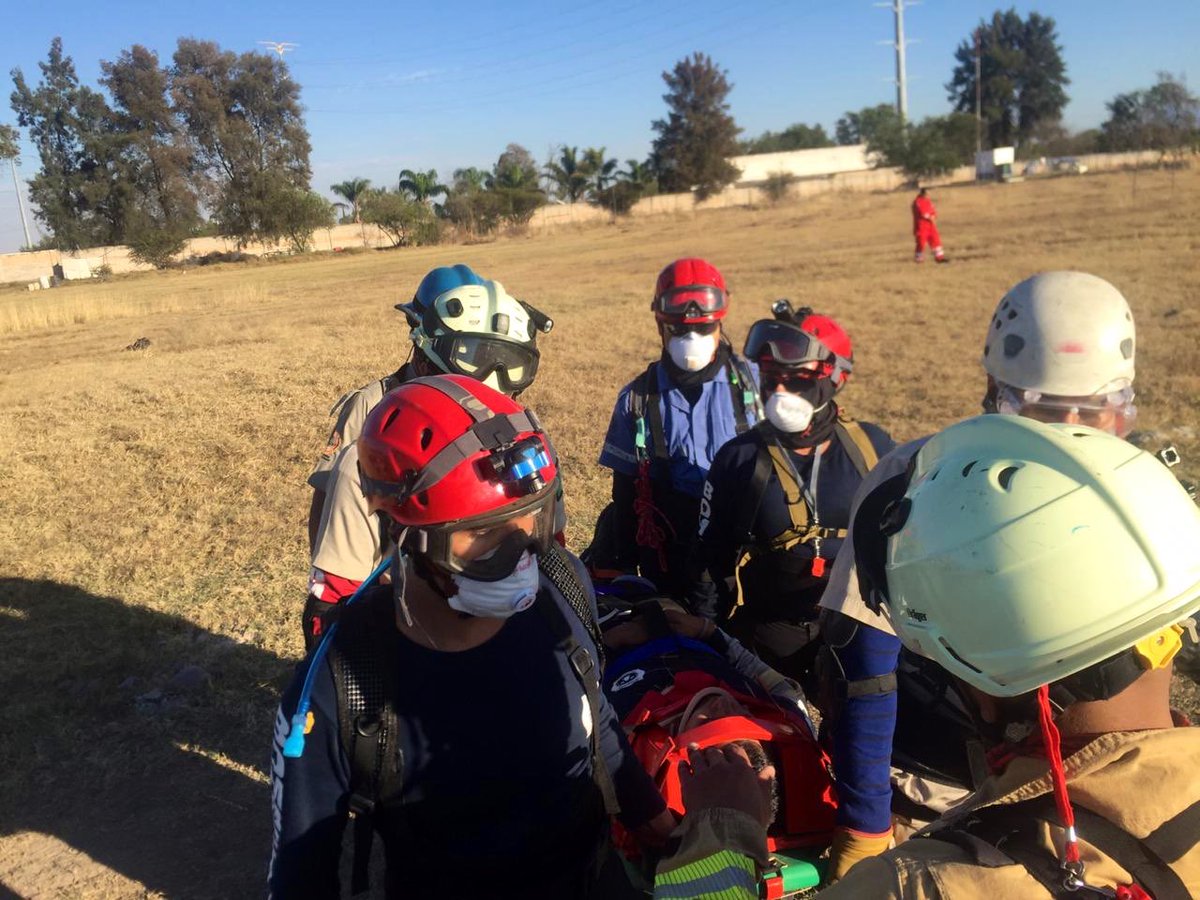 UMPCyBZ's tweet photo. #Ahora

Oficiales que participan en curso de Rescate en Estructuras Colapsadas - Liviano #CRECL realizan prácticas en  campo de las primeras lecciones -búsqueda y localización de personas en superficie- https://t.co/umCFbUVXok