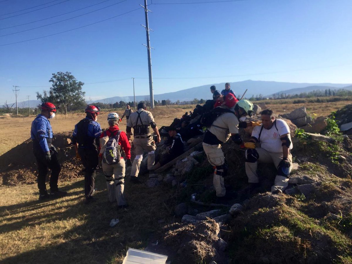 UMPCyBZ's tweet photo. #Ahora

Oficiales que participan en curso de Rescate en Estructuras Colapsadas - Liviano #CRECL realizan prácticas en  campo de las primeras lecciones -búsqueda y localización de personas en superficie- https://t.co/umCFbUVXok