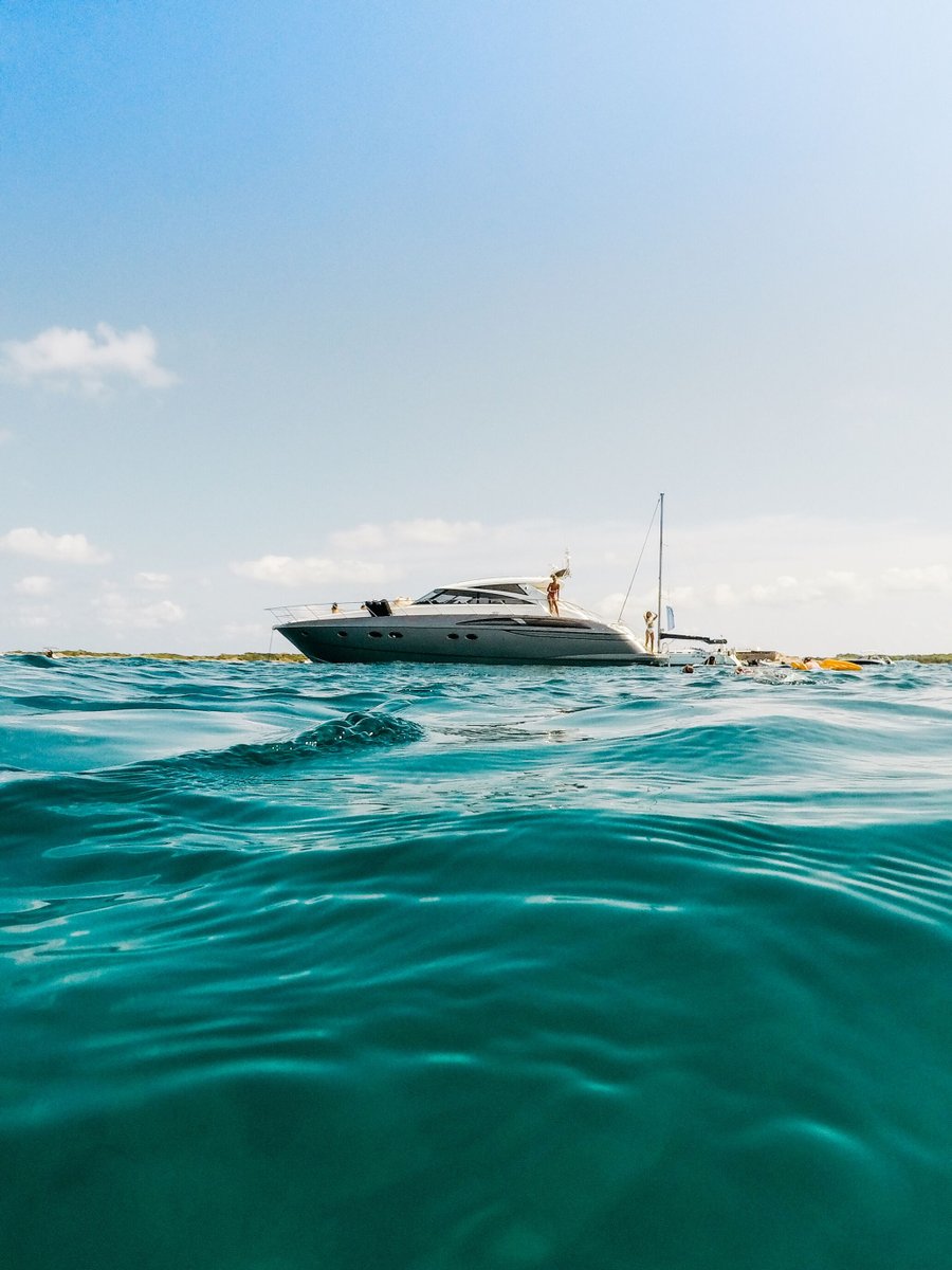 boatsetter's tweet image. Blue skies 🌤️ Clear tides 🌊 
.
.
.
On days like this what else is there to do? On Boatsetter you can choose from our global network of boat owners. Head to the link in bio to find out how.