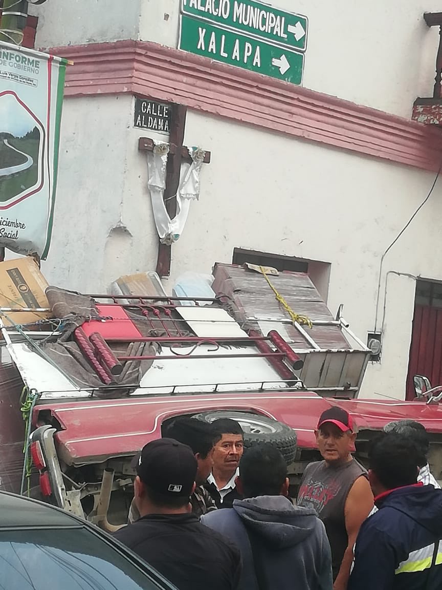 Sinfiltrover's tweet photo. #Accidente #UltimoMinuto la tarde de este martes se registró un fuerte accidente en el municipio de #IxhuacandelosReyes 1 camioneta se quedó sin frenos y a su paso arrolló varios vehículos 🚗 estacionados @VialidadXalapa @Artee_mtz @retioxalapa @PCEstatalVer https://t.co/qAbgWGoTck