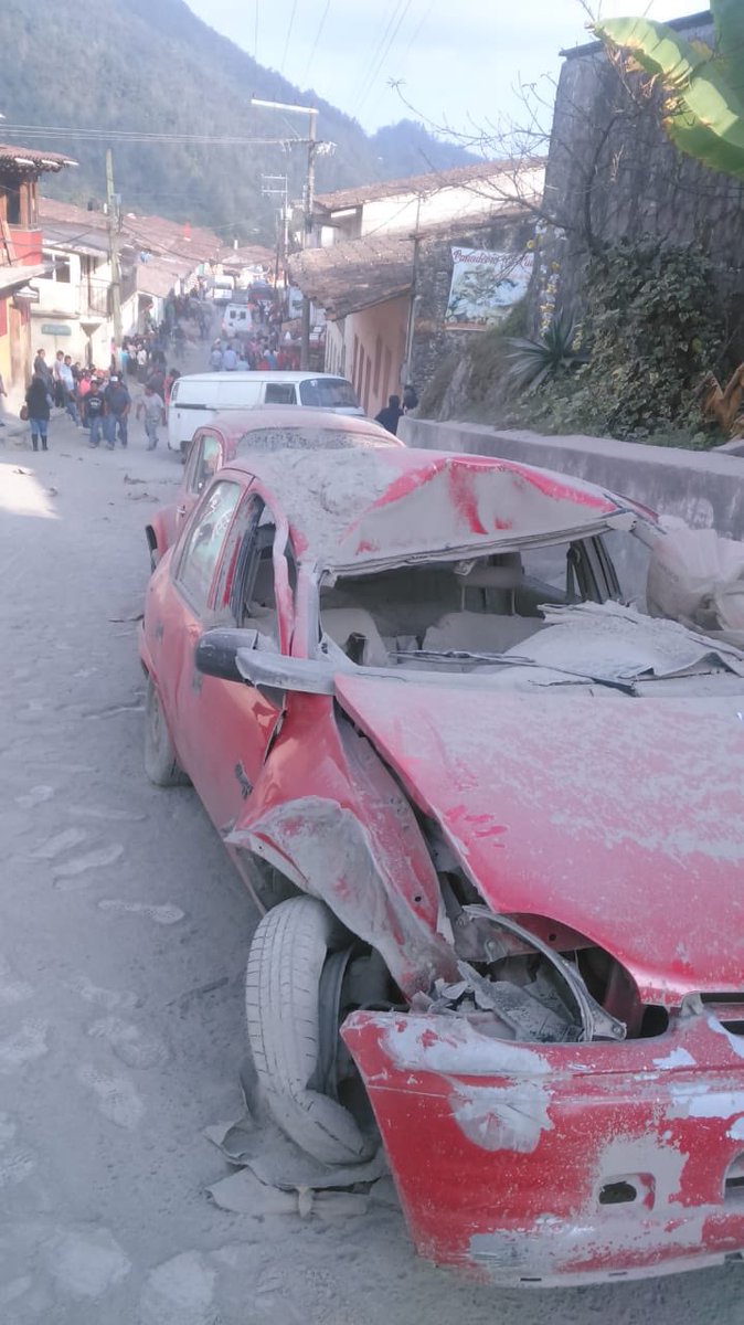 Sinfiltrover's tweet photo. #Accidente #UltimoMinuto la tarde de este martes se registró un fuerte accidente en el municipio de #IxhuacandelosReyes 1 camioneta se quedó sin frenos y a su paso arrolló varios vehículos 🚗 estacionados @VialidadXalapa @Artee_mtz @retioxalapa @PCEstatalVer https://t.co/qAbgWGoTck