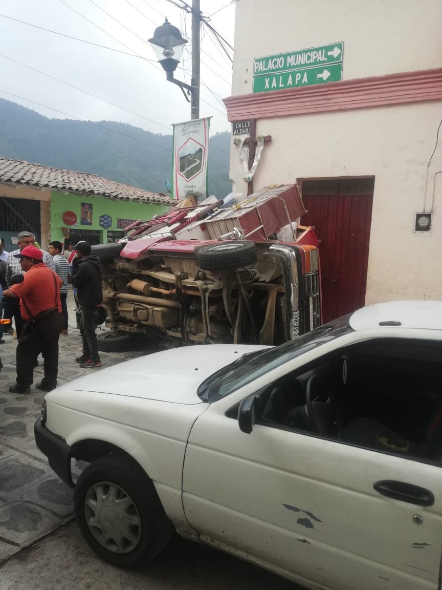Sinfiltrover's tweet photo. #Accidente #UltimoMinuto la tarde de este martes se registró un fuerte accidente en el municipio de #IxhuacandelosReyes 1 camioneta se quedó sin frenos y a su paso arrolló varios vehículos 🚗 estacionados @VialidadXalapa @Artee_mtz @retioxalapa @PCEstatalVer https://t.co/qAbgWGoTck