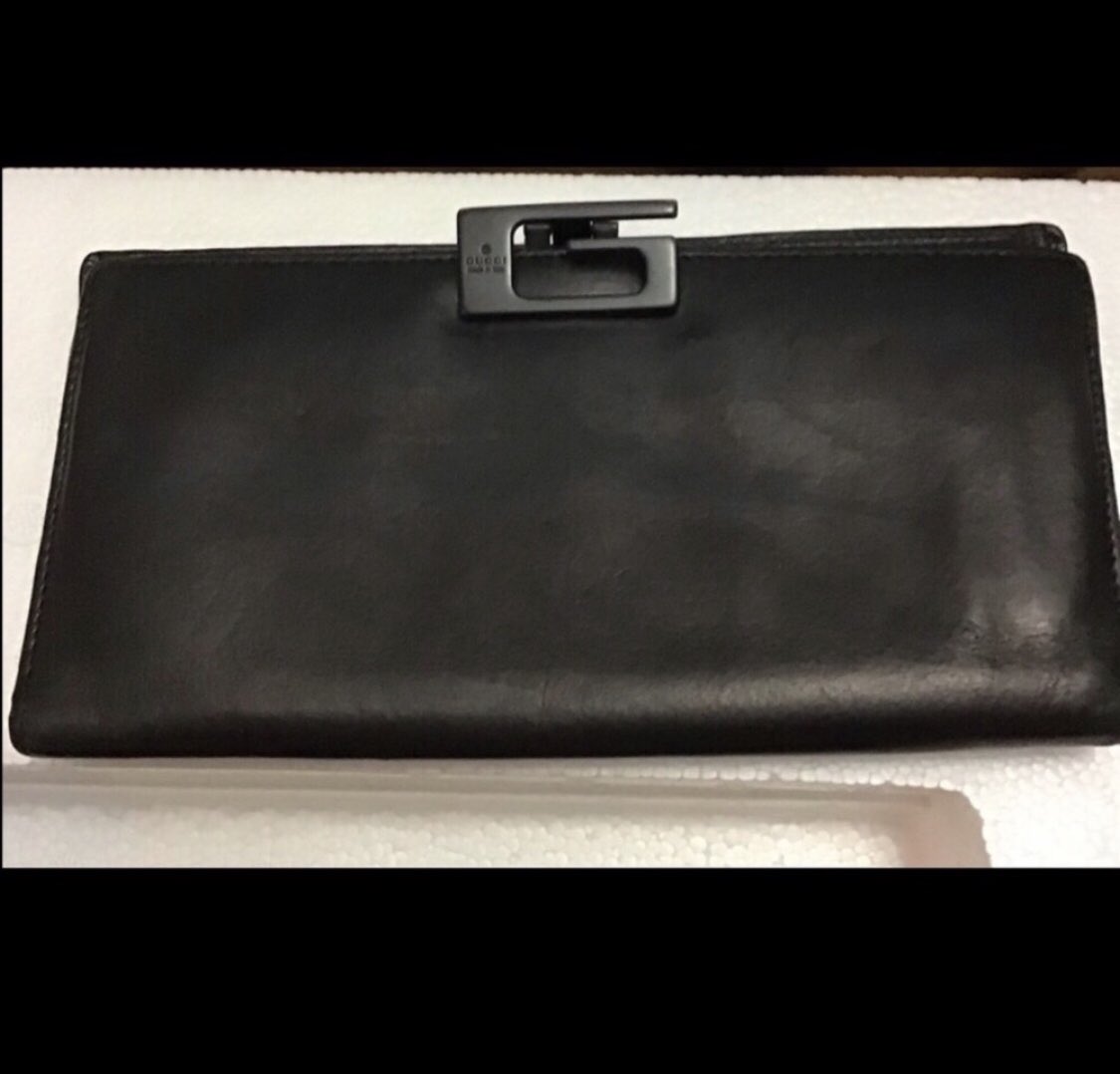 MandyGautsch's tweet photo. Just added SO MUCH CUTE STUFF to my #Poshmark closet! Including the sweater I wore for the photo shoot for my book #BeautifulUncertainty + this GORGEOUS @gucci wallet 😍 Shop now! https://t.co/QLVtfTOjWg https://t.co/RcbwGzWgD2