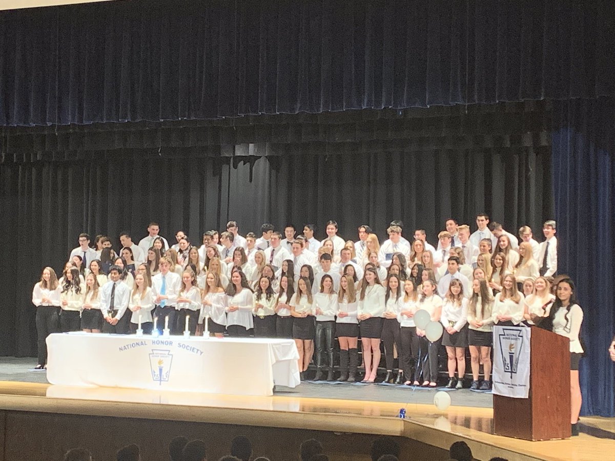 Robert_McGarry's tweet photo. Wow! 125 Inductees! @HolmdelNhs @HolmdelHS #HolmdelExcellence @VP_JBrown @Jennifer_Riggi https://t.co/d1KZWynfXd