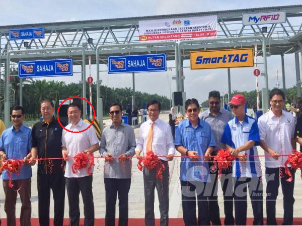 NajibRazak's tweet photo. Potong riben, rasmi plaza tol: PH bagus.

Tol mula dikutip: Salah BN.

Bukan begitu, Kor Ming? https://t.co/KwthNXPW18