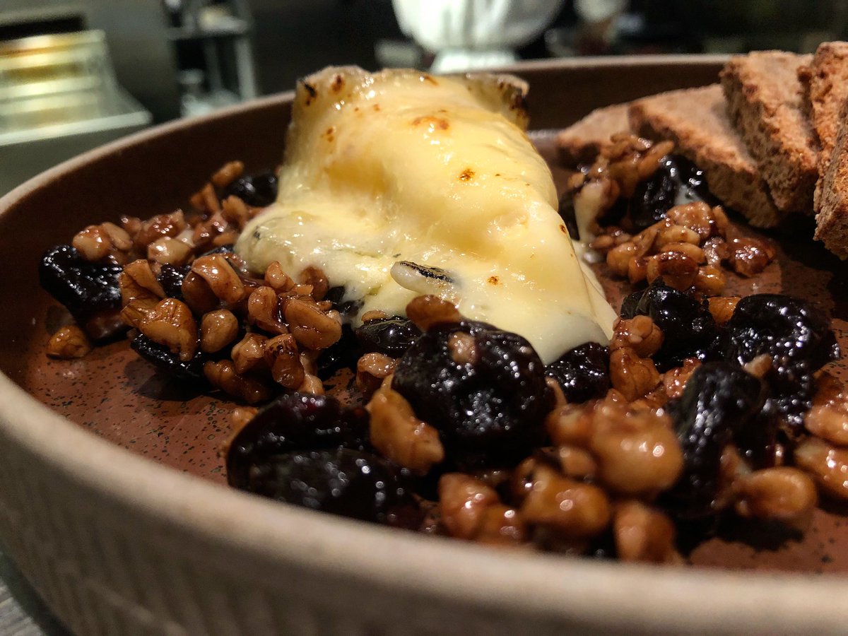 butternut_tree's tweet photo. Cheval Noir De L’Isle | Sour Cherries, Ontario Black Walnut, Black Sage Pipe
#chevalnoirdelisle #fromageriedelisle #canadiancheese #foragedfood #sourcherries #ontariowalnut #canadiancuisine #redwheat #thebutternuttree #meetattbt https://t.co/SSbcqM8pEj
