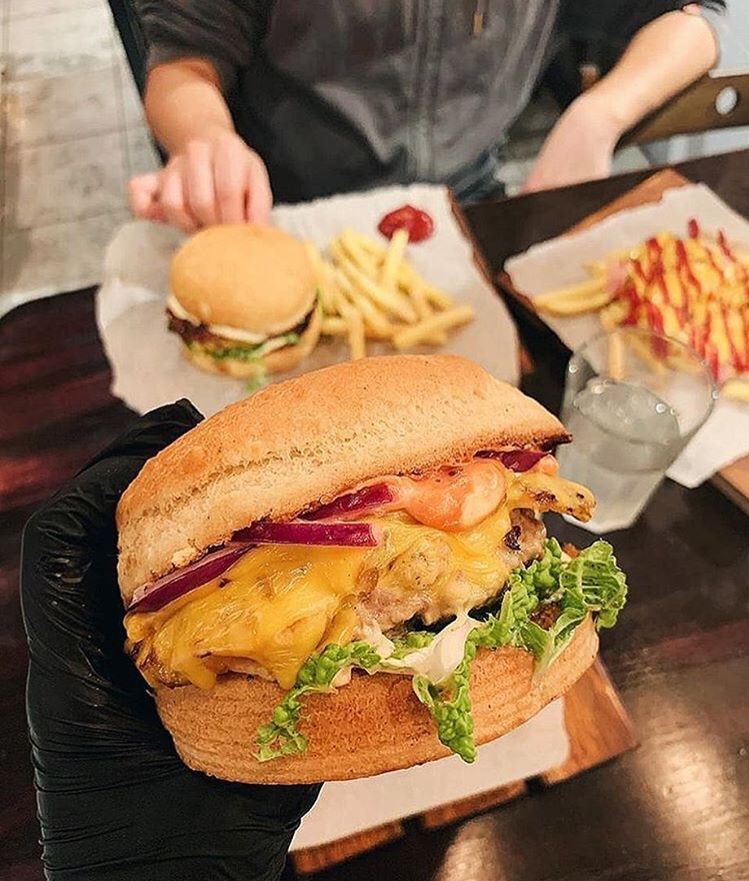 Разыгрываем бургер недели: 
ХАЙП🍔 🍍 

Условия как обычно : 
1. Читай <a href="/vishka_eda/">Бургерная ВЫШКА</a> 📱
2. Сделай RT  данной записи 🔁

Результаты завтра в обед (30.01)
С любовью , Вышка💛