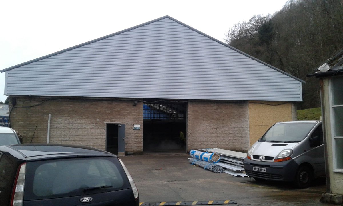 DonkinGroup's tweet photo. Phase 1 of 2 completed on a 10,000 sq.ft, full removal &amp; re-roof/clad project in Derbyshire. The client required a quick start on this project, on this occasion, we were able to commence re-roofing works just 10 working days from receipt of order. https://t.co/1KE8qlk1NB