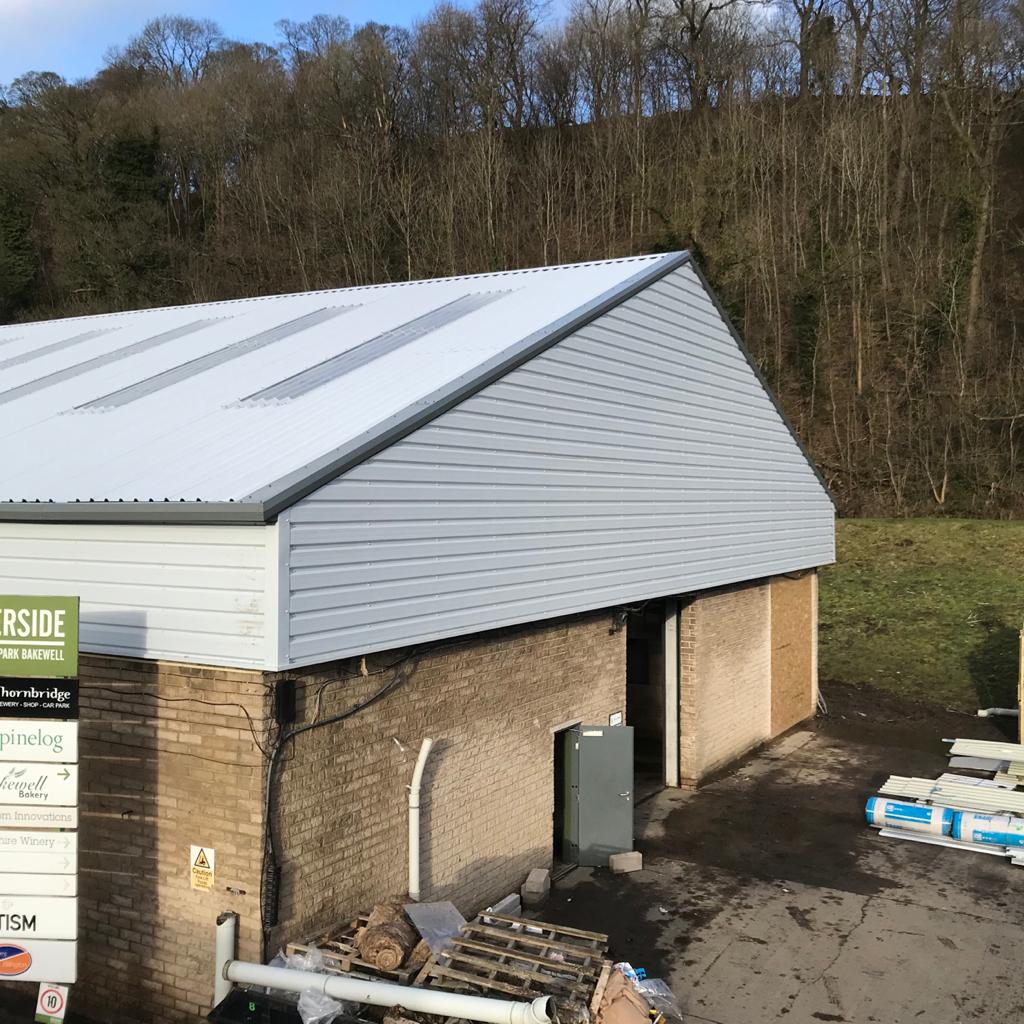 DonkinGroup's tweet photo. Phase 1 of 2 completed on a 10,000 sq.ft, full removal &amp; re-roof/clad project in Derbyshire. The client required a quick start on this project, on this occasion, we were able to commence re-roofing works just 10 working days from receipt of order. https://t.co/1KE8qlk1NB