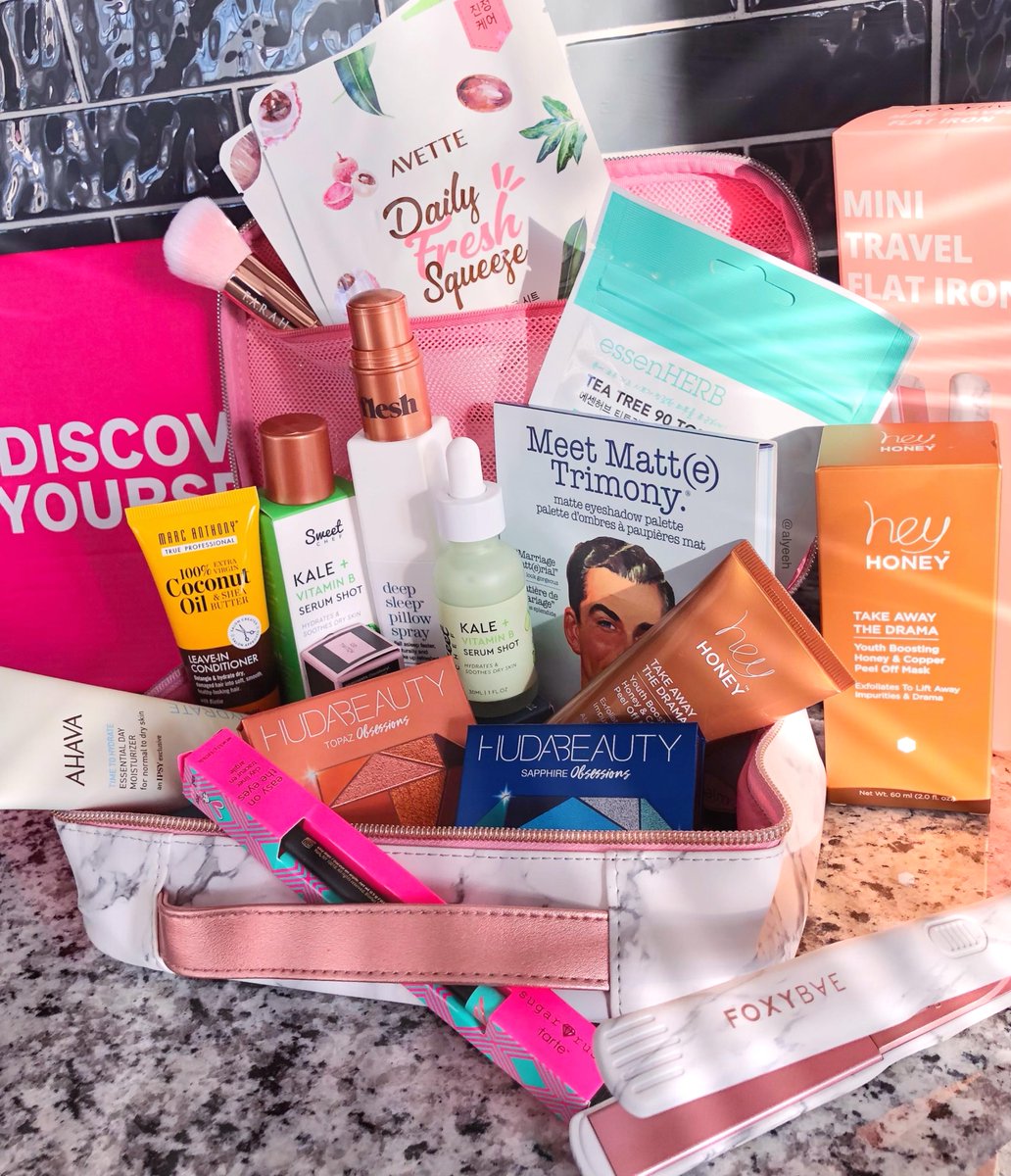 HonestGlam's tweet photo. 🍩 ⋆ 🍰  🎀  𝒰𝐿𝒯𝐼𝑀𝒜𝒯𝐸  🎀  🍰 ⋆ 🍩
@IPSY Glam Bag Ultimate

@thisworks
@FoxyBaeHair 
@fleshbeauty
@tartecosmetics 
@FARAHBrushes 
@SweetChefSkin 

👉Full details 📸https://t.co/WAACjzJDLF
Join me on #ipsy ➡️ https://t.co/hKZceMQM4d

#ipsyglambag #ipsycleanslate #glam https://t.co/oeMb8pSMd1