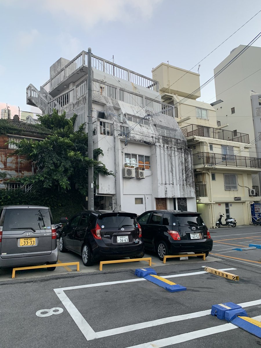 「沖縄の建物は本当にわかってらっしゃる 」|アリロポのイラスト