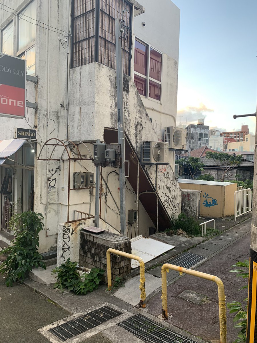 「沖縄の建物は本当にわかってらっしゃる 」|アリロポのイラスト