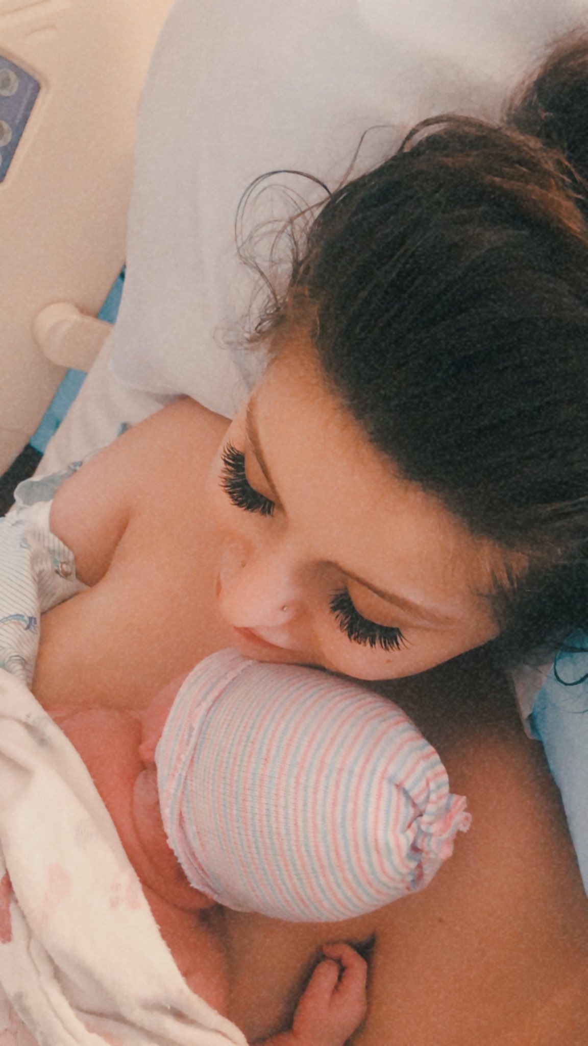 1 pic. Jan 28th 3:35 pm 20 in long 8 lbs 1 ounce 32 hours of labor 😭💙 https://t.co/TQOdHuZ5zX