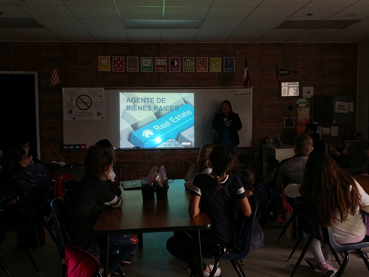 SrtaHdz's tweet photo. Tuvimos invitados increíbles esta semana. Ellos nos compartieron sobre su profesión y la importancia de ser bilingüe. #PTETexans #5thGradeDual @PrairieTrailES https://t.co/IbeEdqo8JM