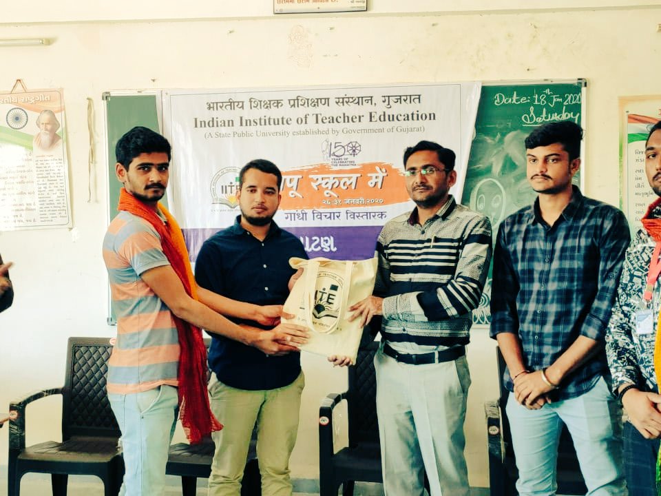 JatinKalvani's tweet photo. #bapuschoolme @iitegandhinagar @harshad5350 @pavagadhi_tejas @HarshKevin2 @PalakJadav5 
Gandhi vichar vistarak are spreading gandhi thoughts at Sami,patan https://t.co/EfDFRdYS4H