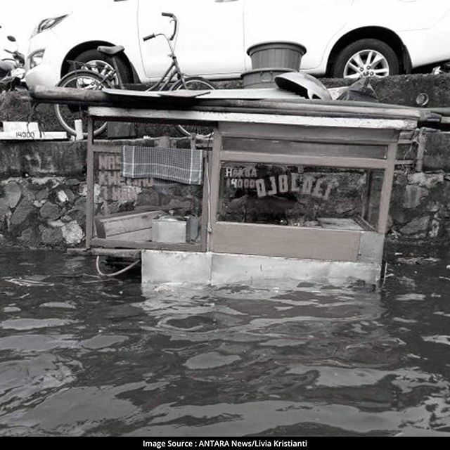 BERSYUKUR…
Di Saat orang lain berjualan di bawah terik matahari 
Kita masih bisa jualan di depan laptop 
sambil ditemani secangkir kopi

Di Saat orang lain berjualan harus 
bertarung dengan kondisi cuaca
Kita masih bisa jualan sambil berkumpul 
bersama keluarga

Di saat oran…