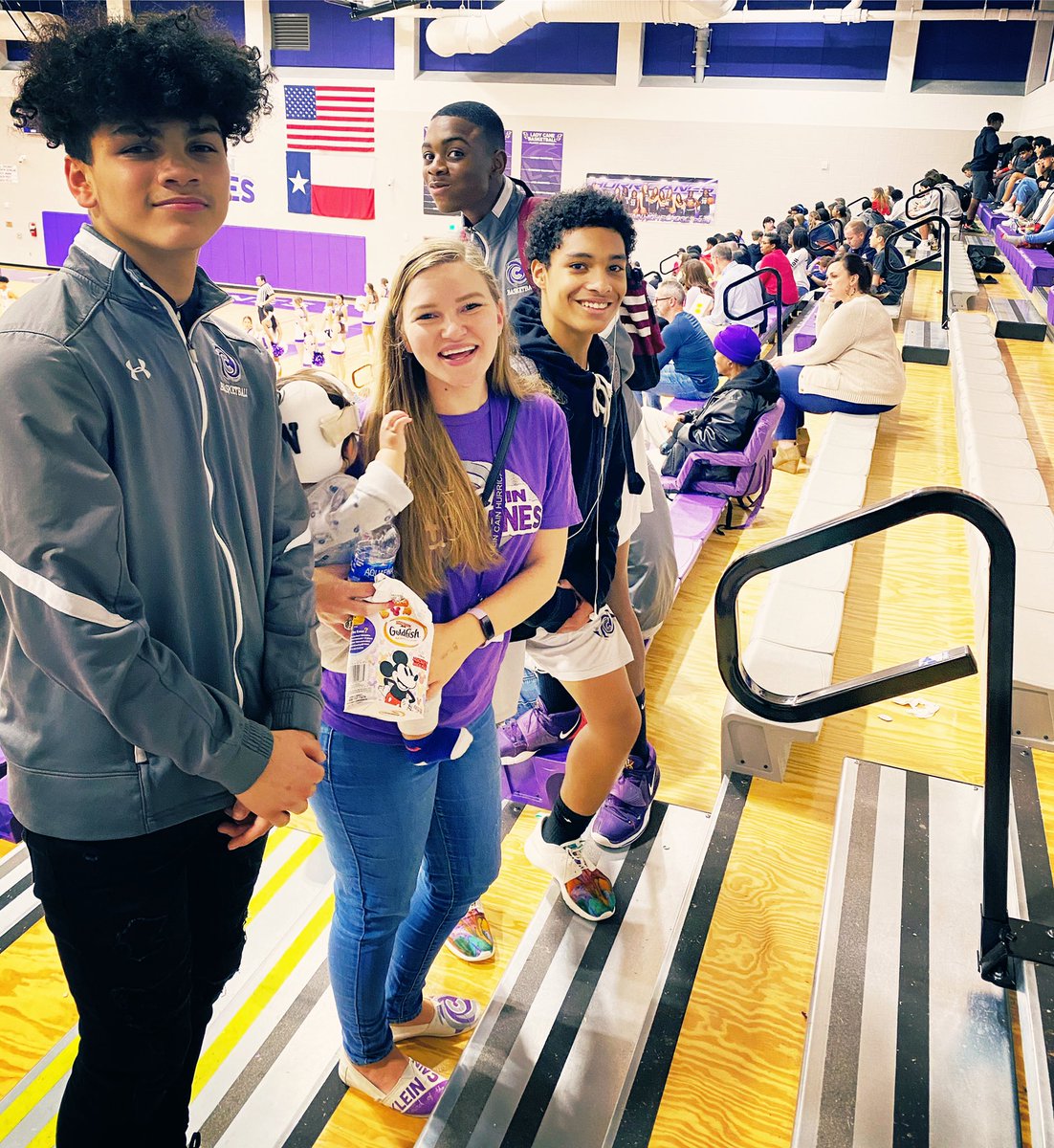 adan_katie's tweet photo. Teacher appreciation noche 🏀 https://t.co/ul95mapgB1