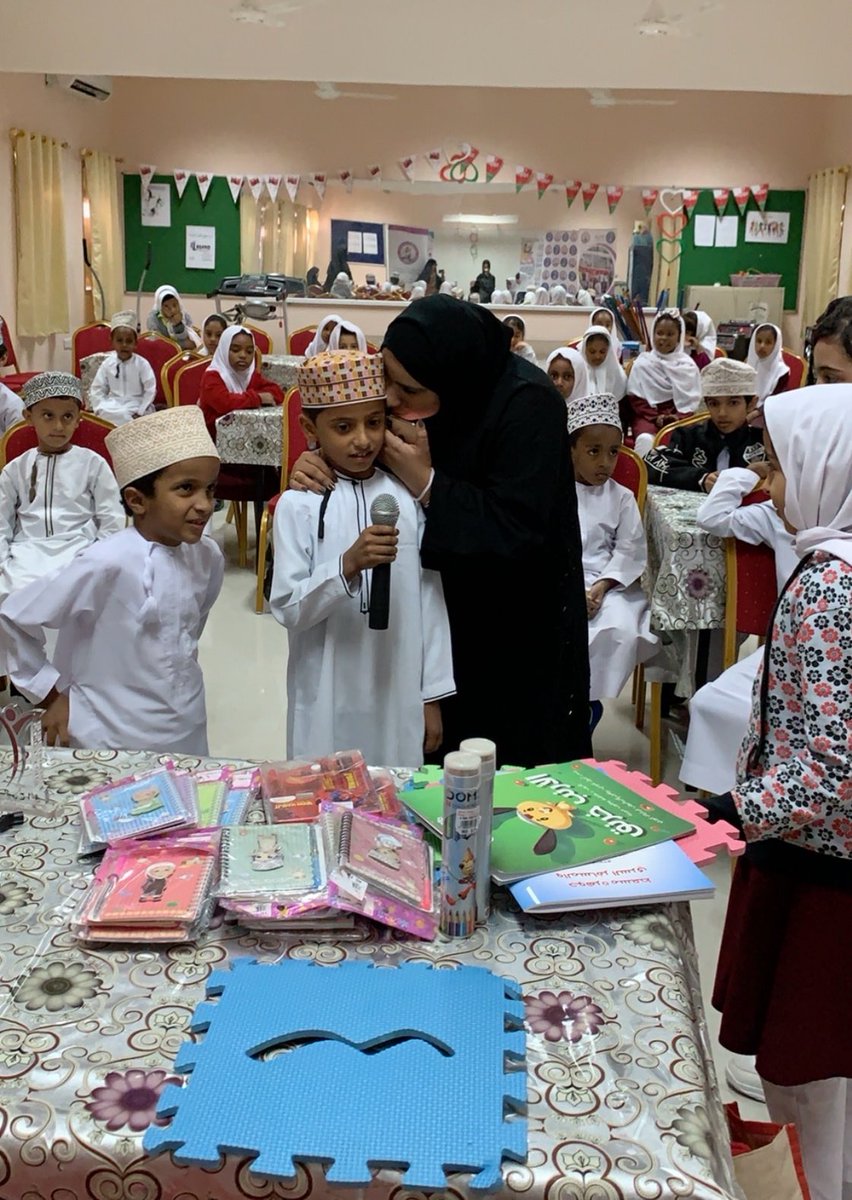 sindbad_scml's tweet photo. إنك تمنح الكتاب فرصة ليعيش أكثر بمجرد أن تنتشله من الرفّ، أنت تغرس في قلب طفلك فكرة وعادة حميدة بمجرد أن تمسك كتاباً وتقرأ معه.💙 📚 
#مكتبة_السندباد
@AlroyaNewspaper https://t.co/es3fYtYqvx