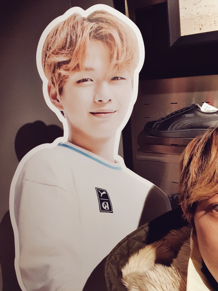emfma12's tweet photo. #강다니엘 #강다니엘_푸마
#강다니엘_푸마큐브룸
#RS_X3 #푸마담요
1등다니님이 담요 뽑으셨길래
자리이탈하지 말껄ㅠ엄청 후회하던 중
이게 뭔일? 퍼 블랑켓이 뭐냐 물으니
담요라고ㅎ 축하받음ㅎ 입틀막 환호ㅋ
7시부터 기다린 보람이 있다!
남팬이라고 주춤하지 말자!
#강다니엘_사랑해 ♥♥♥♥♥ https://t.co/KN9heFUq5c