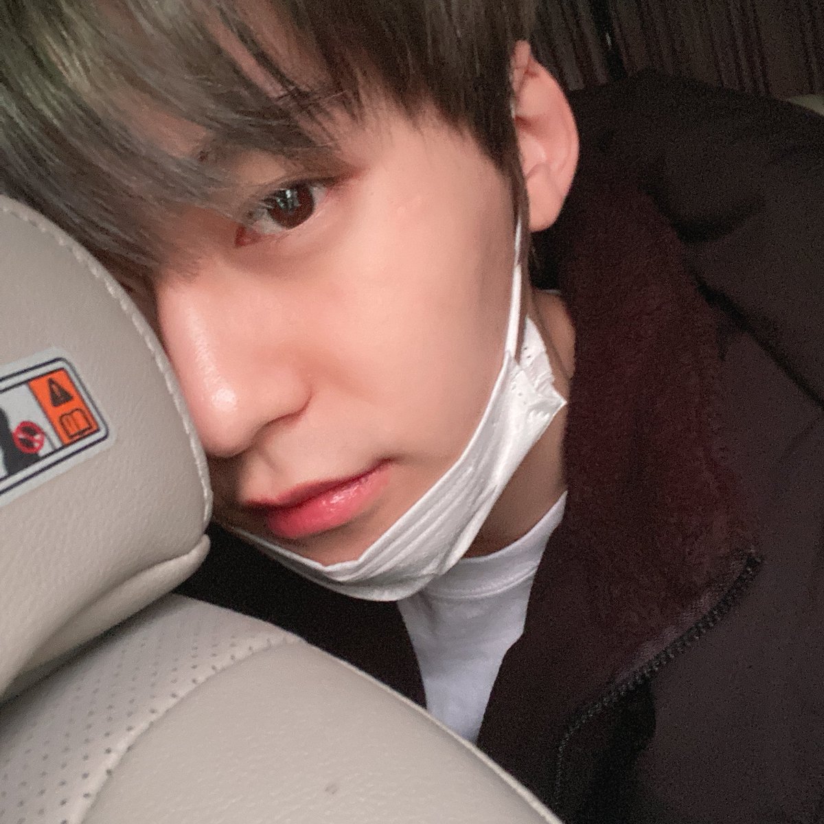 official_ONEUS's tweet photo. [#건희]
머리 염색했어용🥰 투문들한테 
제일 먼저 보여주러 왔지롱~

<전에 파란색이었는데 색이 빠져서 녹색기가 남아있는 상태로 잿빛이 나는 탁한 밀크브라운을 입힌 상태의 애쉬 그레이로 추정되는 색> 인데

건희 머리 색 이름 정해줄 투문 구함😳! https://t.co/QpOjnzJTBB