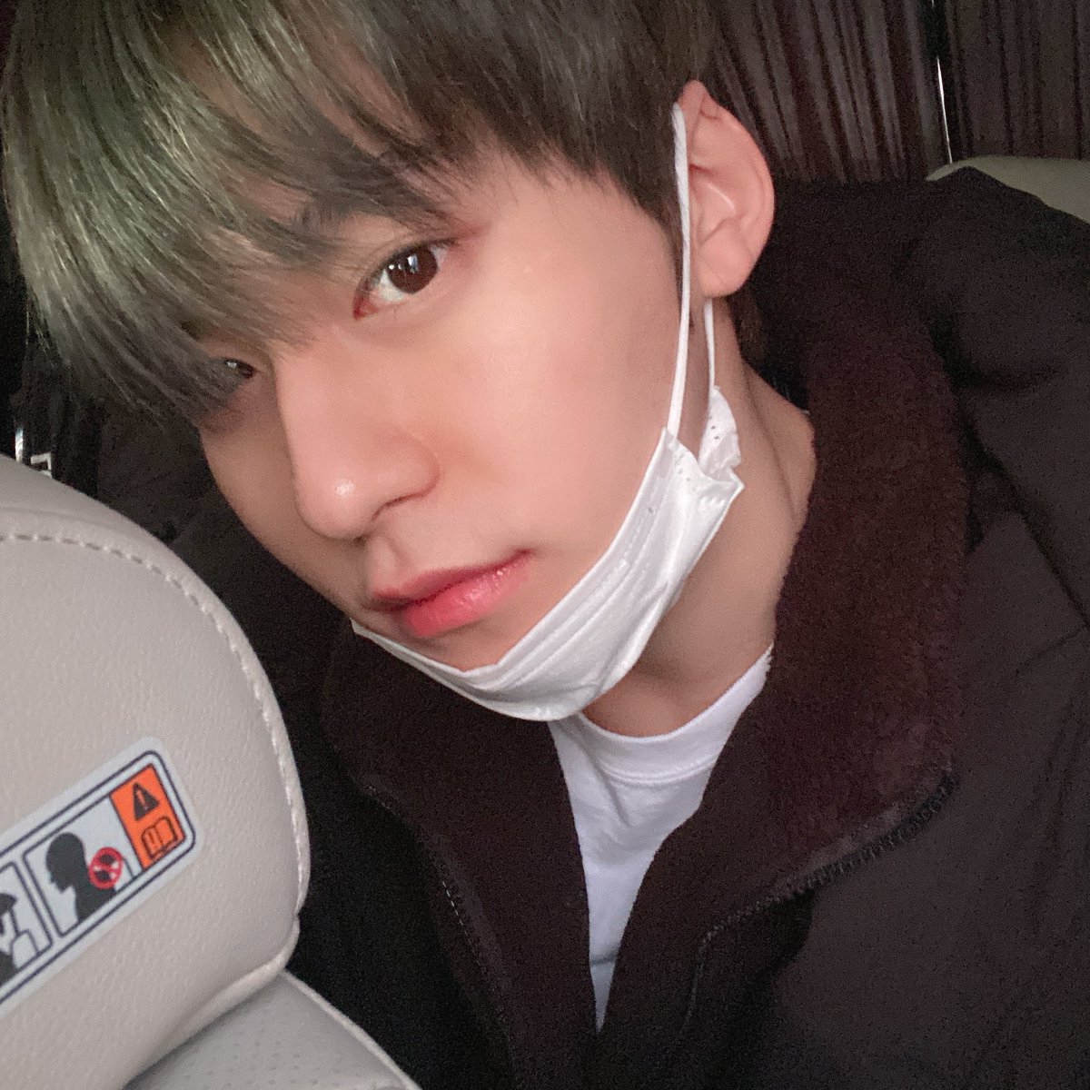 official_ONEUS's tweet photo. [#건희]
머리 염색했어용🥰 투문들한테 
제일 먼저 보여주러 왔지롱~

<전에 파란색이었는데 색이 빠져서 녹색기가 남아있는 상태로 잿빛이 나는 탁한 밀크브라운을 입힌 상태의 애쉬 그레이로 추정되는 색> 인데

건희 머리 색 이름 정해줄 투문 구함😳! https://t.co/QpOjnzJTBB