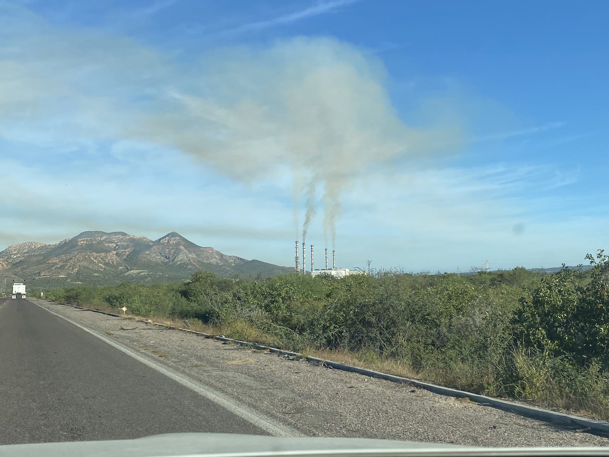 vicfc7's tweet photo. Aun que solo tendrían incluso combustoleo sucio para ocho años, @CFEmx quiere llenar a @CERCALAPAZ de columnas de humo con generadoras sucias que en el mundo ya cada vez salen más de operación. 
¿Hasta cuando se darán cuenta de que está la transición energética en curso https://t.co/lsoVghQTSU