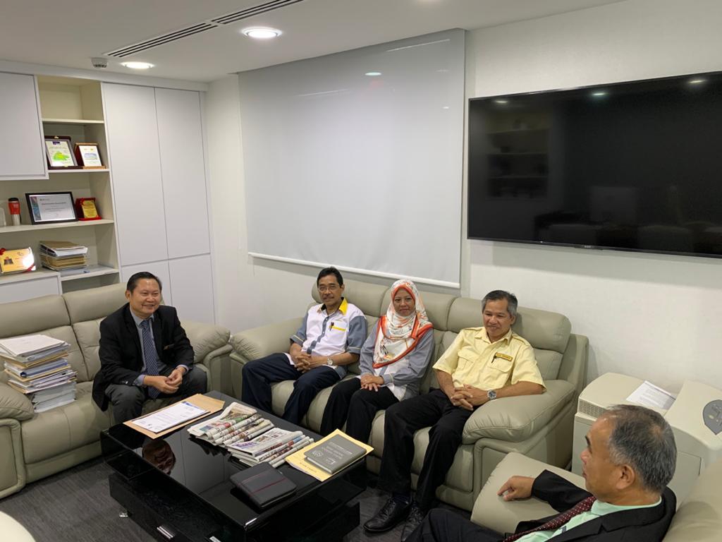 Mengikuti rombongan kunjungan hormat YBhg TKPKR ke Pejabat Pengarah JKR Sabah. YBhg. Pengarah <a href="/CKP_JKR/">Cawangan Kerja Pendidikan (CKP), IPJKR MALAYSIA</a> berkesempatan berkongsi pandangan dan halatuju pelaksanaan projek CKP. Moga hubungan erat sedia ada terus berkekalan.
<a href="/JKRMalaysia/">JKR Malaysia</a> <a href="/arkamaluddin/">Kamaluddin Abdul Rashid</a> <a href="/ZAzidin/">Arzab</a> @JkrklWp