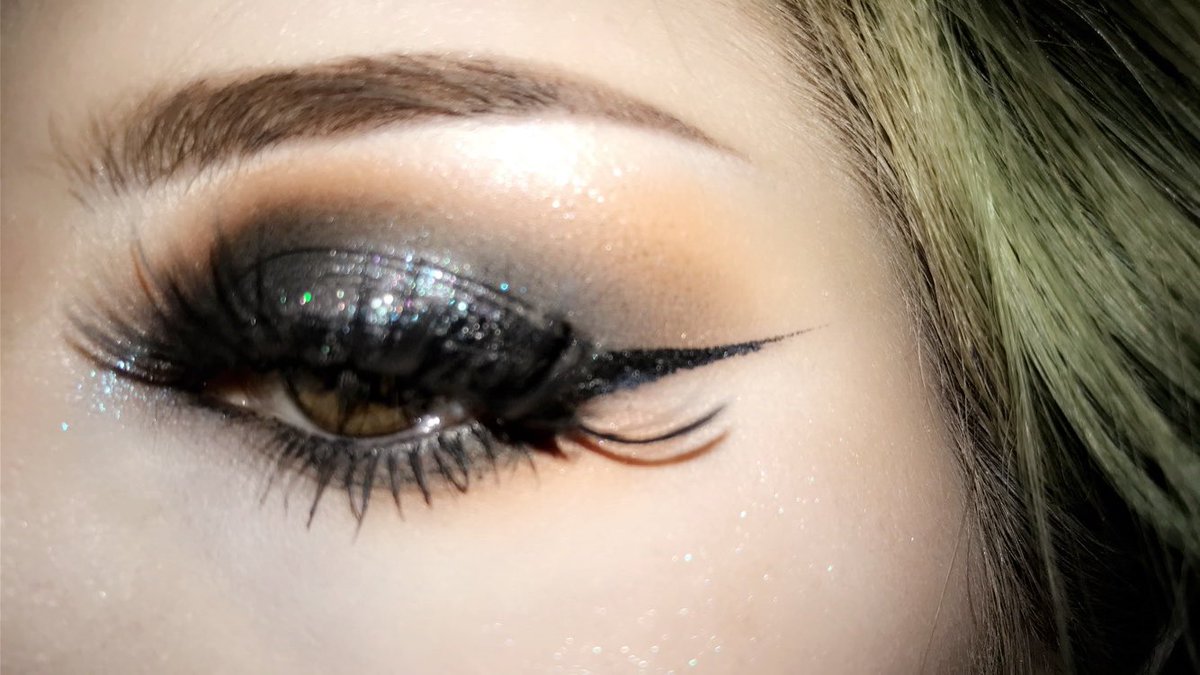 MuaJaneDoe's tweet photo. Couldn't help but do these colors again I just love this look sooo much 😩🙏🏻🖤🧡🤎#conspiracypalette #conspiracypalettelooks #jeffreexshane #makeup #eyeshadow  #eyeshadowlooks #biglashes #eyelinersosharpitcouldcutaman #pastlook #orange #nude #silver  #sparkle #black https://t.co/9gNYY1Z2CH