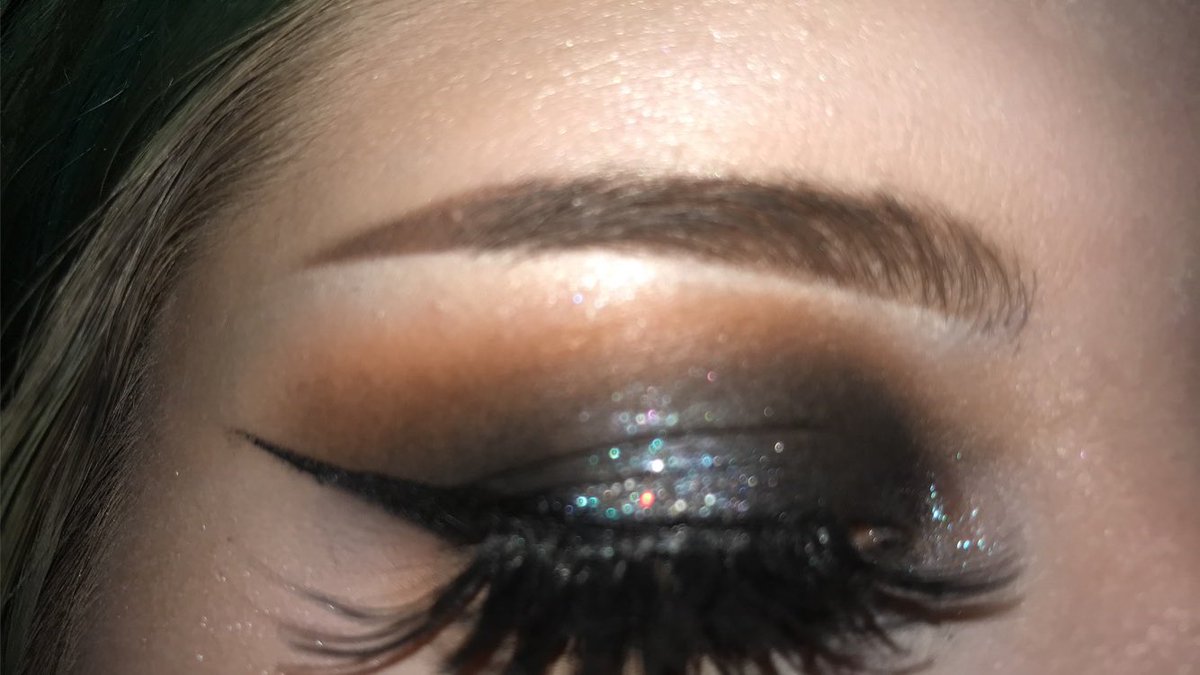 MuaJaneDoe's tweet photo. Couldn't help but do these colors again I just love this look sooo much 😩🙏🏻🖤🧡🤎#conspiracypalette #conspiracypalettelooks #jeffreexshane #makeup #eyeshadow  #eyeshadowlooks #biglashes #eyelinersosharpitcouldcutaman #pastlook #orange #nude #silver  #sparkle #black https://t.co/9gNYY1Z2CH