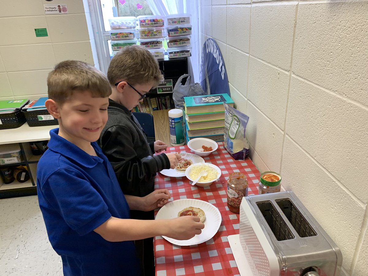 sheilatskelton's tweet photo. Making pizza is a GREAT way to learn fractions! #3rdGT #BrandonBears @AlexBCole_ @EmilyEast_zta @mvkeith2000 @pdmcclendon1 @SusanLiles72 https://t.co/rh8f8dLad5