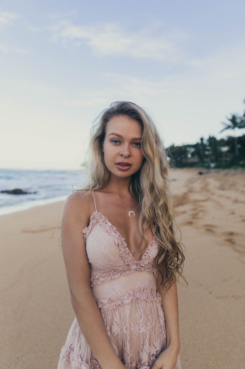 Rachelanne407's tweet photo. Hawaii got me feelin extra pretty tonight 💫 https://t.co/DgZoAuzCZ1