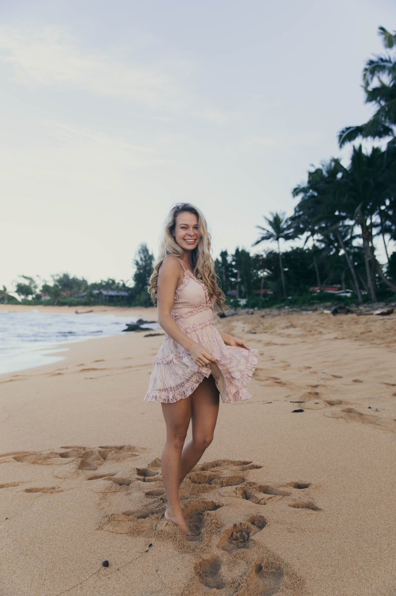 Rachelanne407's tweet photo. Hawaii got me feelin extra pretty tonight 💫 https://t.co/DgZoAuzCZ1