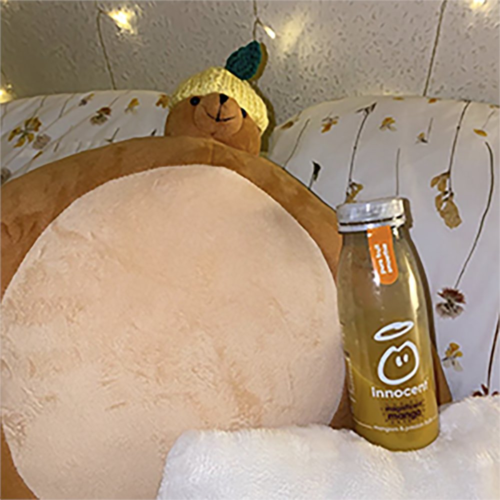 TinyHeadKingdom's tweet image. There’s nothing better than a cold smoothie to start the day. Pip tends to drink too fast, which can lead to tiny headed brain freeze — so she’s wearing a hat to keep her noggin warm. 📸 : @oliviachiyum

#thk #tinyheadedkingdom #tinyheads