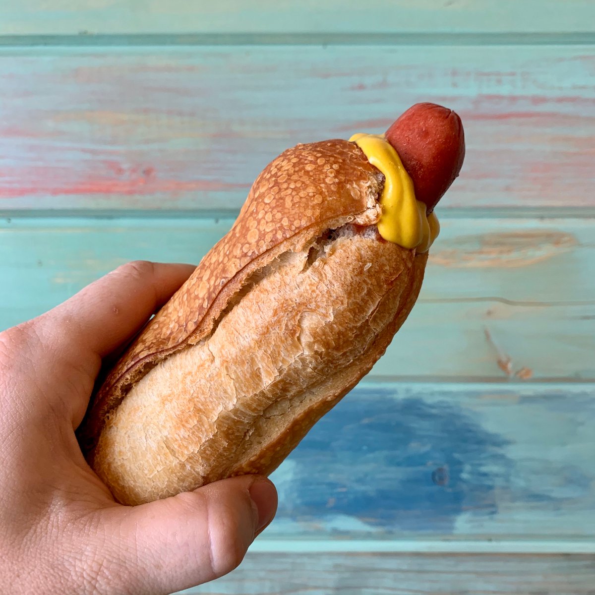 OhanaDonuts's tweet photo. Enjoy a fresh made to order Ohana Dog any day of the week from 11am-7pm. 🌭 Upgrade to a combo to include a drink and a donut 🍩 https://t.co/mwELaX5noT